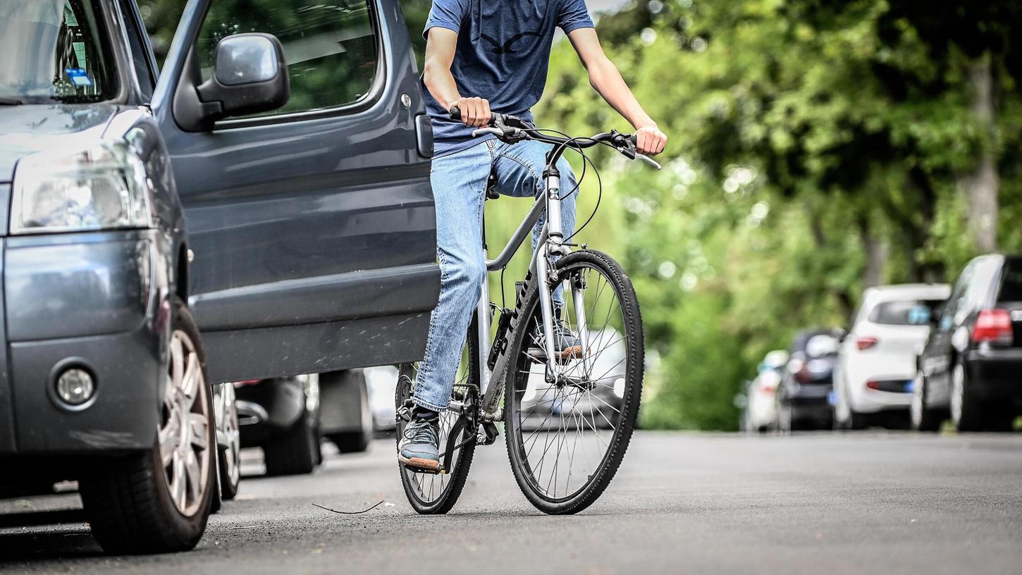 Der Mann sei seinen schweren Verletzungen noch am Unfallort erlegen, teilte die Polizei mit. (Symbolbild) Der Mann sei seinen schweren Verletzungen noch am Unfallort erlegen, teilte die Polizei mit. (Symbolbild)