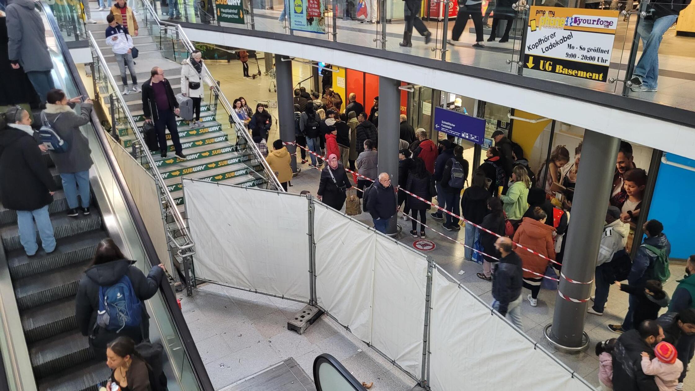 Blutiges Outfit und Schlangen vorm Lidl An Allerheiligen ist viel los