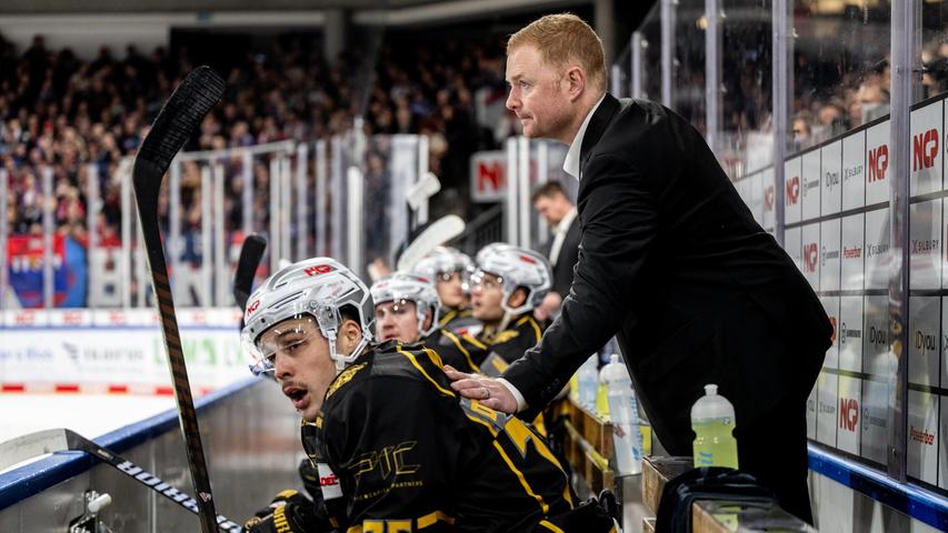 Nahm kurz vor Schluss noch eine Auszeit: Ice Tigers-Coach Mitch O‘Keefe. Nahm kurz vor Schluss noch eine Auszeit: Ice Tigers-Coach Mitch O‘Keefe.