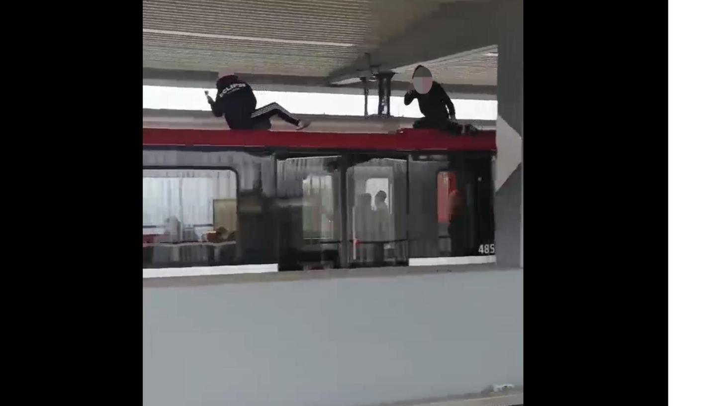 Potenziell lebensgefährliche Aktion in Nürnberg: Zwei Männer surfen am Samstagnachmittag (02. November 2024) auf einer U-Bahn. Potenziell lebensgefährliche Aktion in Nürnberg: Zwei Männer surfen am Samstagnachmittag (02. November 2024) auf einer U-Bahn.