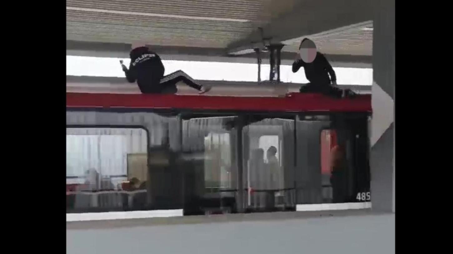 Potenziell lebensgefährliche Aktion in Nürnberg: Zwei Männer surfen am Samstagnachmittag (02. November 2024) auf einer U-Bahn. Potenziell lebensgefährliche Aktion in Nürnberg: Zwei Männer surfen am Samstagnachmittag (02. November 2024) auf einer U-Bahn.