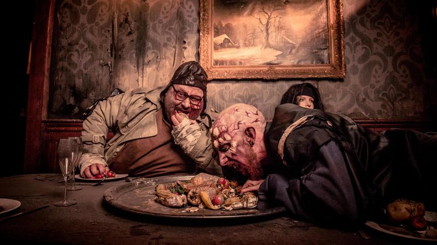 Nur zwei der vielen Monster des Festivals Traumatica, die uns beim Gang durch die sieben Geisterwelten plötzlich anfallen. Nur zwei der vielen Monster des Festivals Traumatica, die uns beim Gang durch die sieben Geisterwelten plötzlich anfallen.