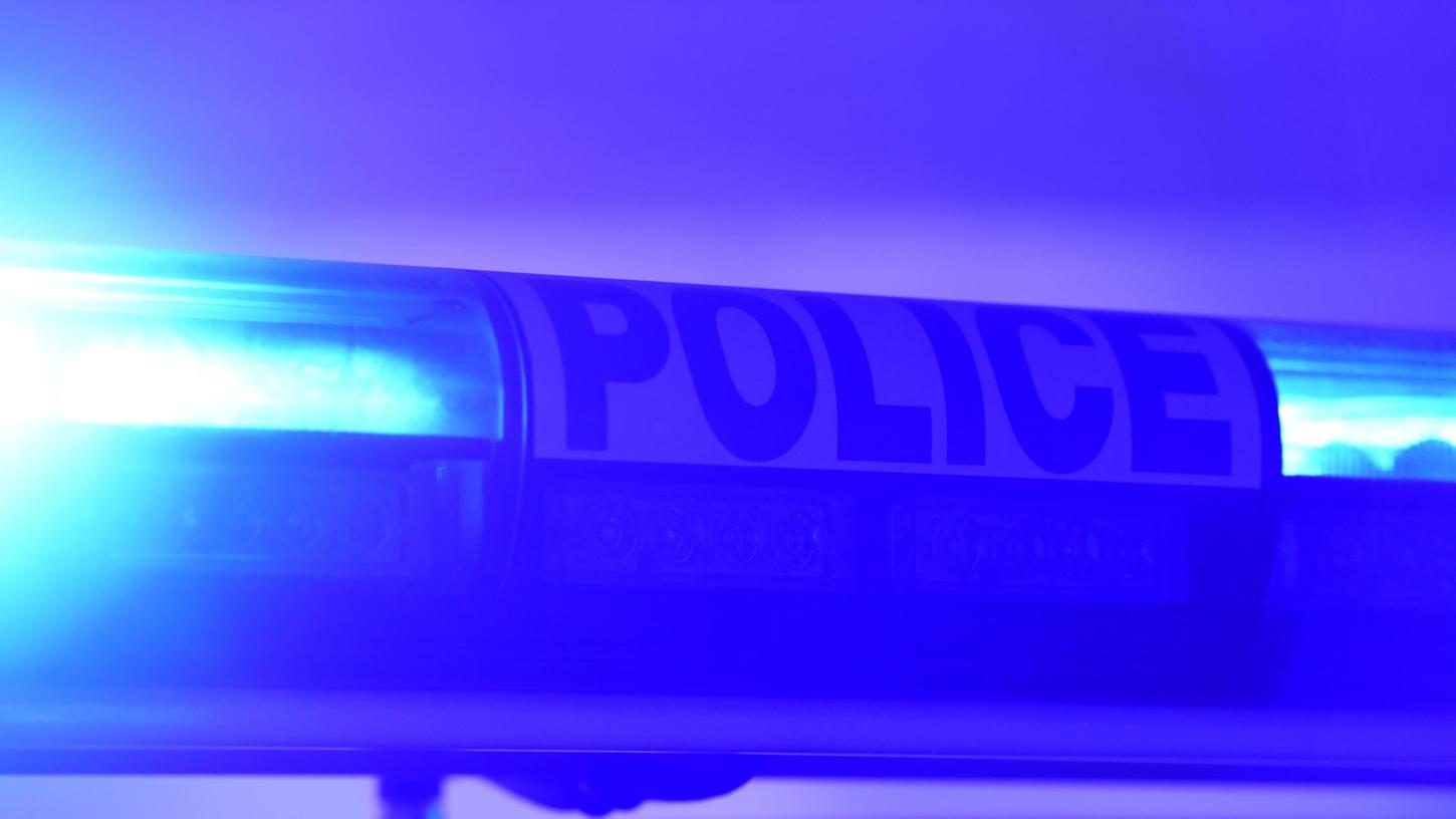 Das Blaulicht eines französischen Streifenwagens der Police Nationale leuchtet (Symbolbild). Das Blaulicht eines französischen Streifenwagens der Police Nationale leuchtet (Symbolbild).