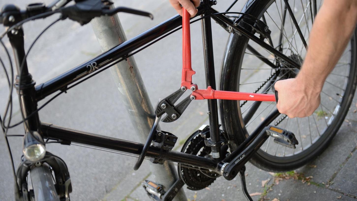 Im Anna-Maria-Weg knackte ein Unbekannter ein Fahrradschloss und stahl das Rad. Es war nicht der erste Fahrraddiebstahl in der Stadt. (Symbolbild) Im Anna-Maria-Weg knackte ein Unbekannter ein Fahrradschloss und stahl das Rad. Es war nicht der erste Fahrraddiebstahl in der Stadt. (Symbolbild)