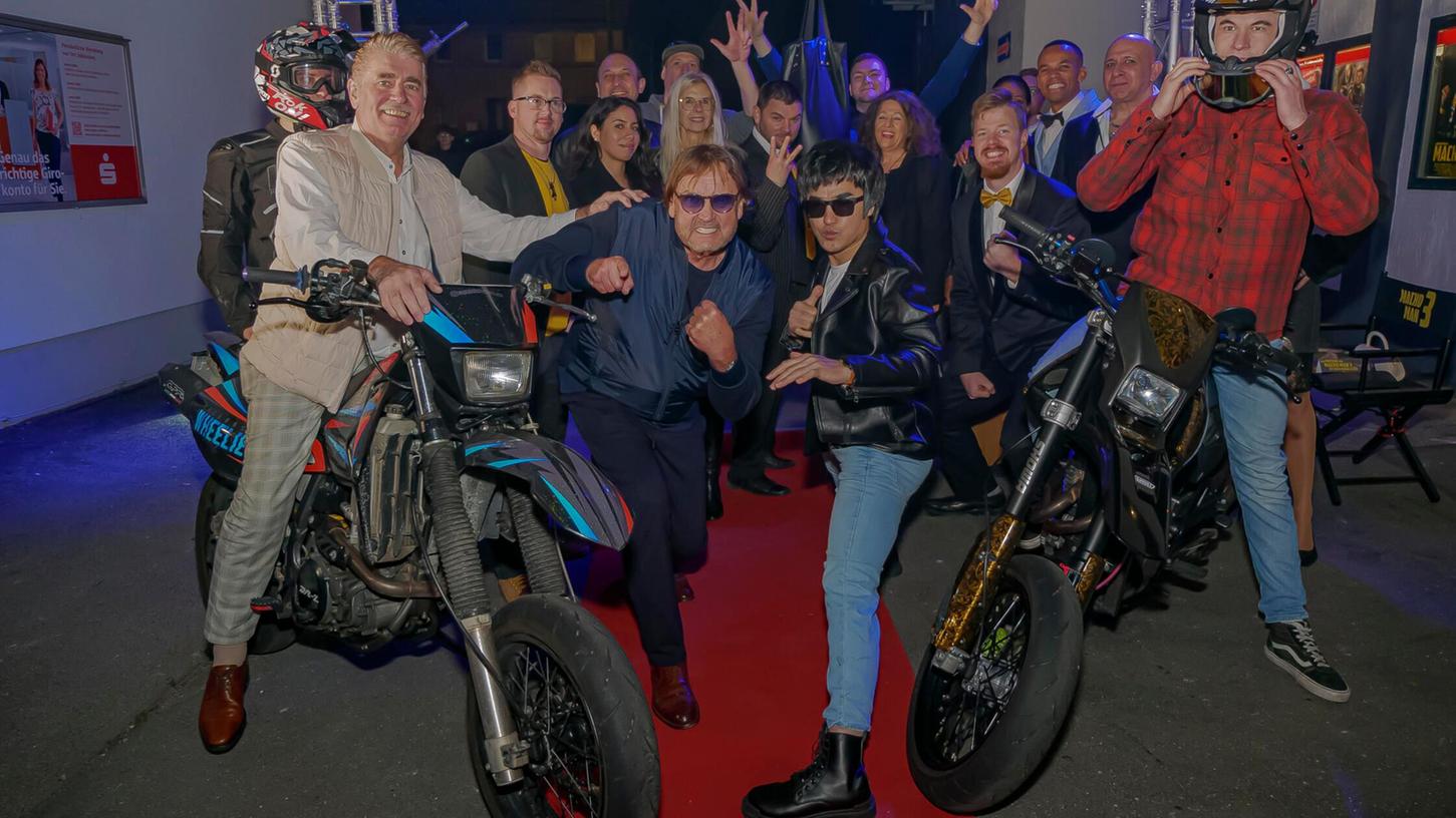 Auch das Filmteam um Hauptdarsteller Peter Althof (vorne, 3. von links) war nach Eckental gekommen. Auch das Filmteam um Hauptdarsteller Peter Althof (vorne, 3. von links) war nach Eckental gekommen.