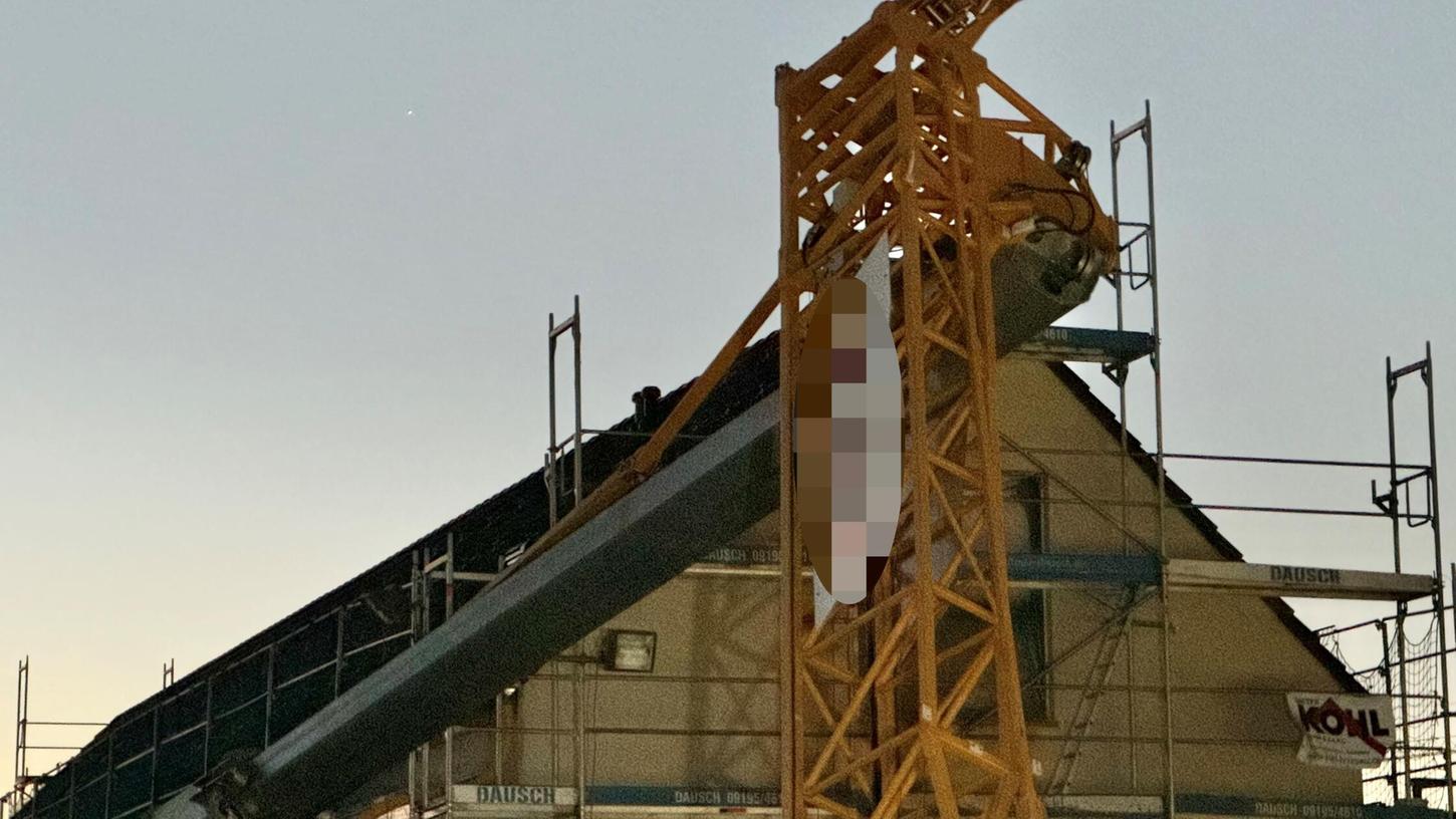 Warum der Baukran einknickte, ist noch nicht bekannt. Warum der Baukran einknickte, ist noch nicht bekannt.