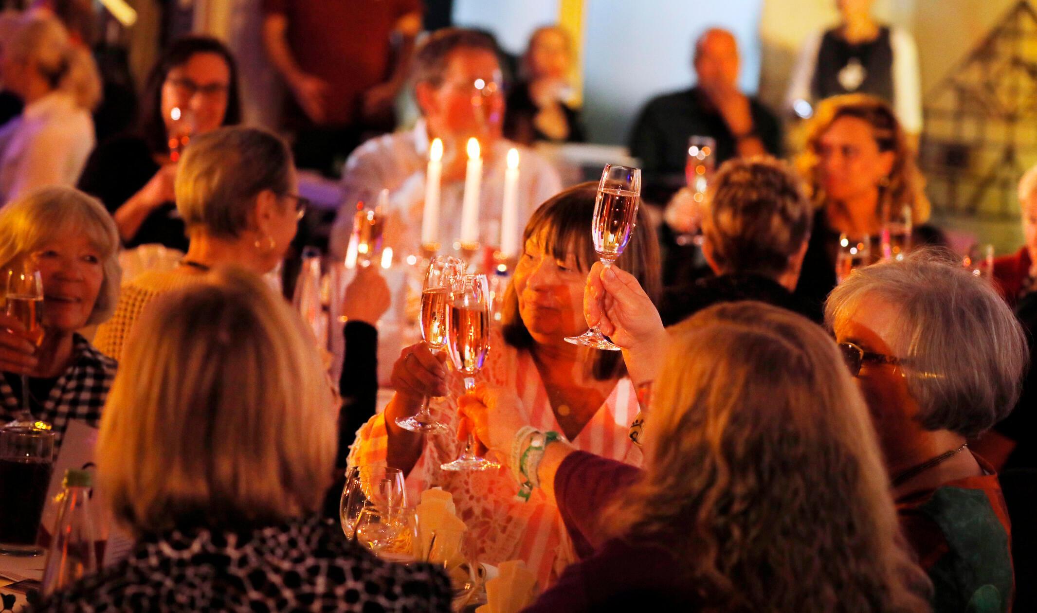 Zu Beginn gab es "Rosenblütensecco". Hoch die Gläser!