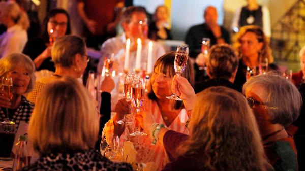 Zu Beginn gab es "Rosenblütensecco". Hoch die Gläser!