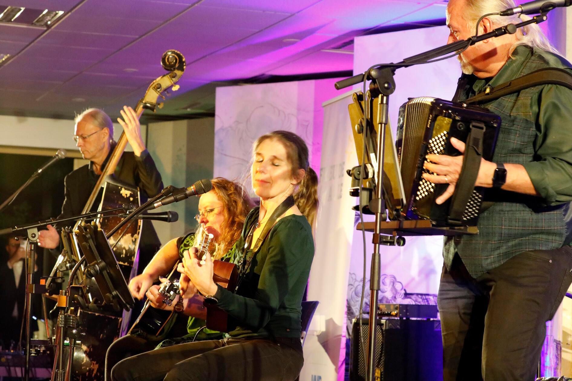 "The Folkettes + Gents" begeisterten mit irischem Folk.