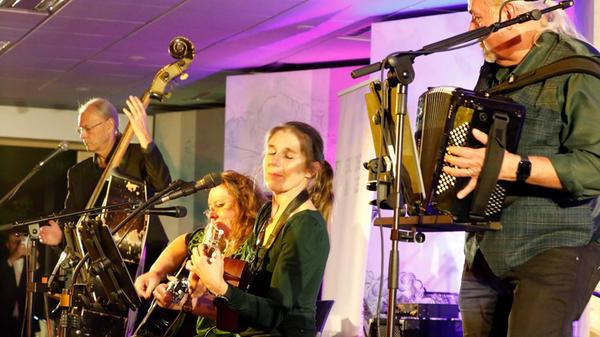 "The Folkettes + Gents" begeisterten mit irischem Folk.