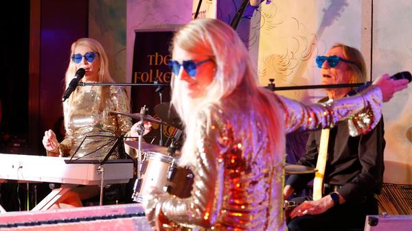 Die Pianistinnen Hildegard und Victoria Pohl rissen das Publikum mit einem "Freude für alle"-Song mit. Am Schlagzeug begleitete sie Yogo Pausch.