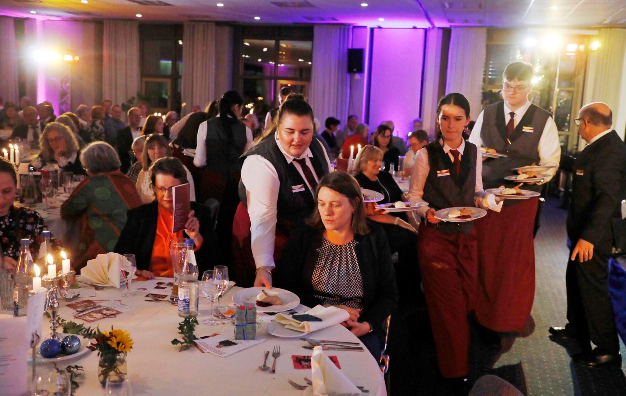 Das Vier-Gänge-Menü war äußerst schmackhaft. Hier wird gerade die Nachspeise serviert.