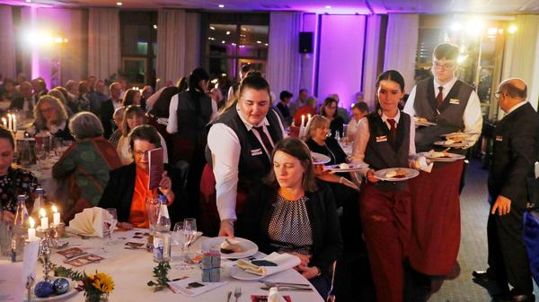 Das Vier-Gänge-Menü war äußerst schmackhaft. Hier wird gerade die Nachspeise serviert.