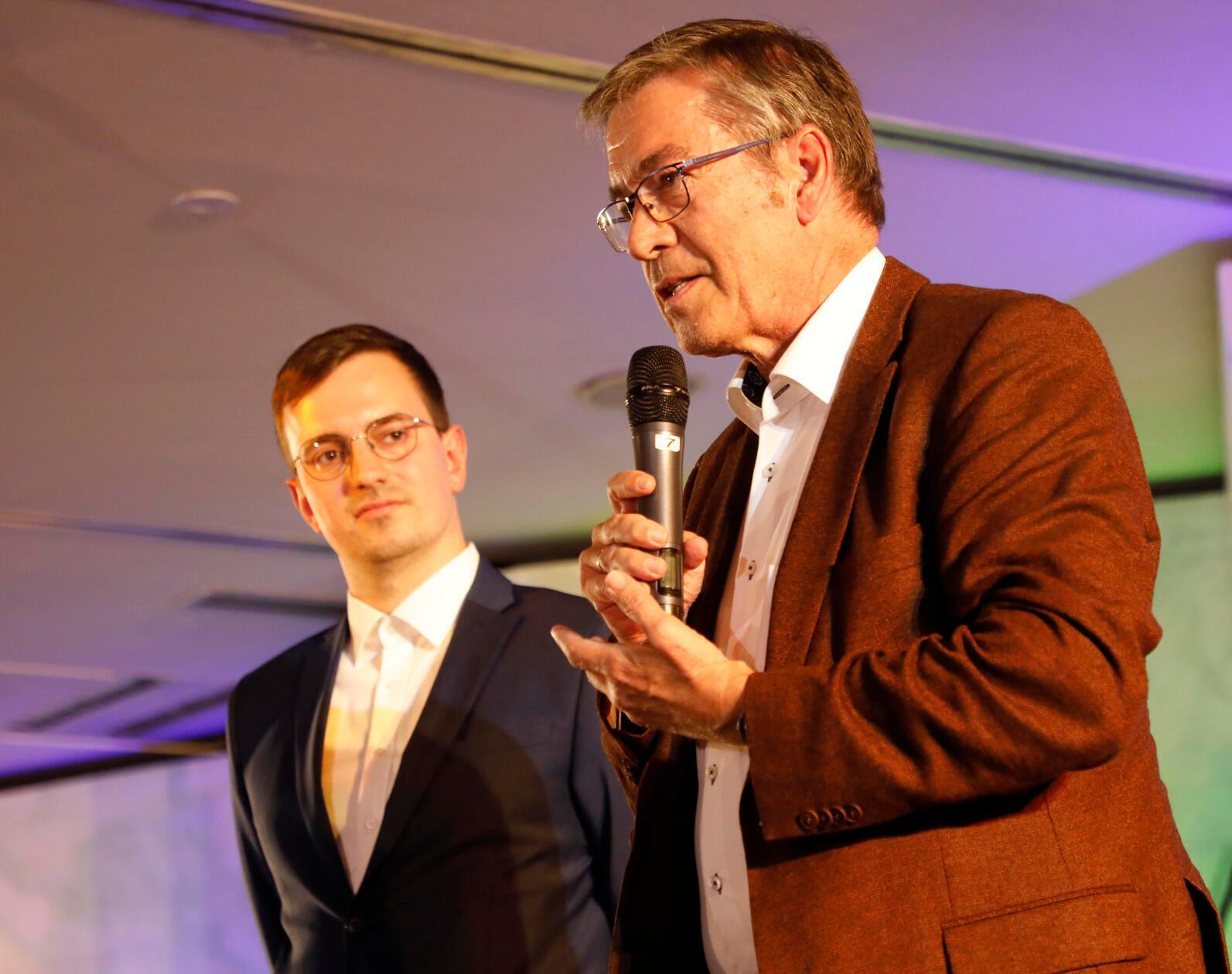 Verabschiedet wurde der ein Vierteljahrhundert für "Freude für alle" zuständige Redakteur Wolfgang Heilig-Achneck (re.). Sein Nachfolger ist Max Söllner (li.)