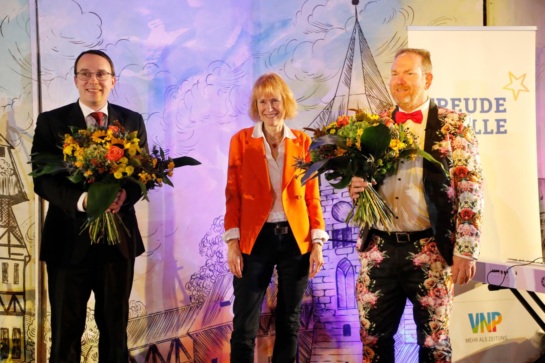 Sabine Schnell-Pleyer, eine der beiden Verlegerinnen des VNP, dankte dem Hotelier Jörg Schlag (li.) und dem Organisator Michael Heidrich (re.) vom Laden "Rosegardens".