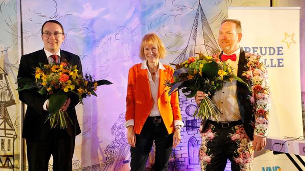 Sabine Schnell-Pleyer, eine der beiden Verlegerinnen des VNP, dankte dem Hotelier Jörg Schlag (li.) und dem Organisator Michael Heidrich (re.) vom Laden "Rosegardens".