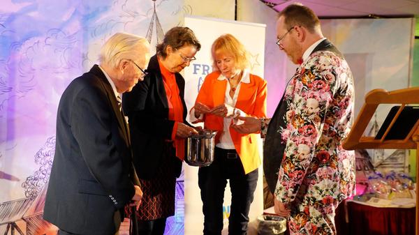 Dessen Vater Oskar Schlag durfte genauso wie die SPD-Fraktionsvorsitzende Christine Kayser (zweite von li.) Lose ziehen.