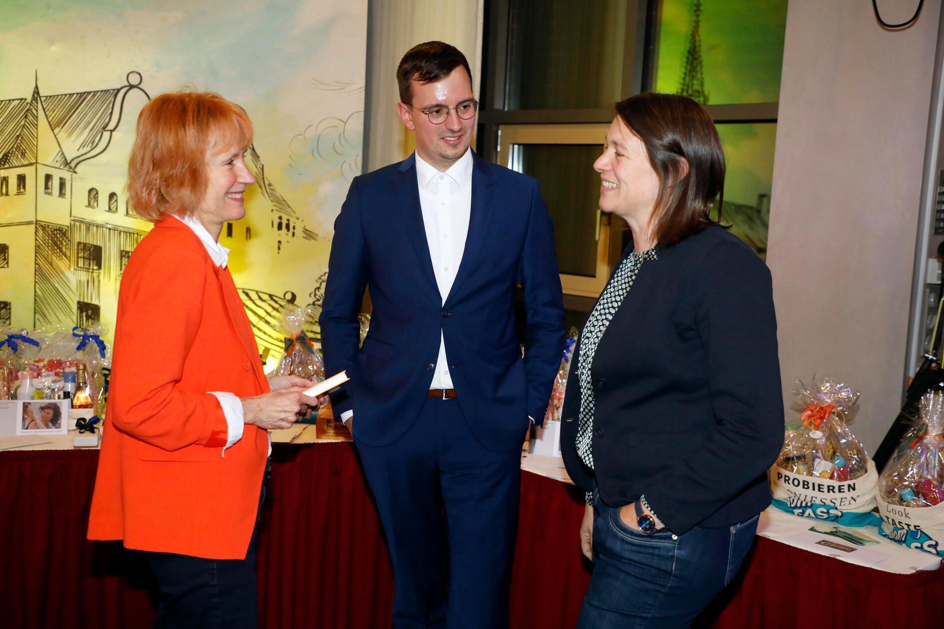 Auch Elisabeth Ries (re.), die Nürnberger Sozialreferentin, war gekommen.