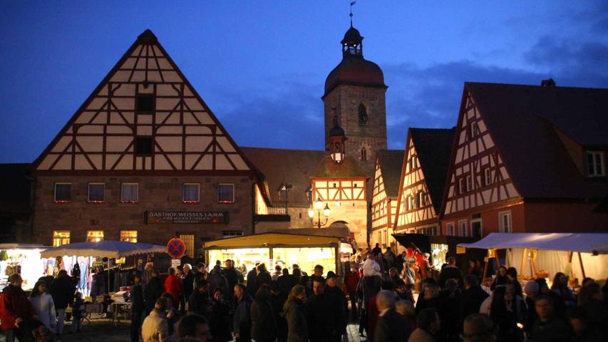 Stimmungsvoll wird es am Abend: der Blick auf die Buden am Roßtaler Marktplatz. Stimmungsvoll wird es am Abend: der Blick auf die Buden am Roßtaler Marktplatz.