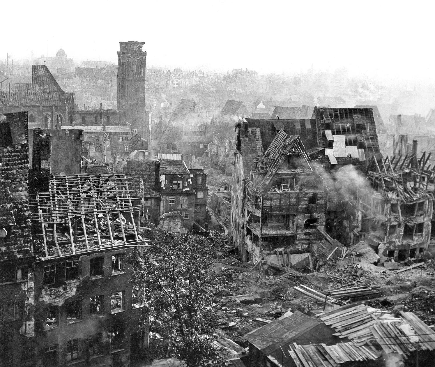 Bei dem Bombenangriff am 2. Januar 1945 durch die britische Luftwaffe wurde fast die gesamte Altstadt Nürnbergs zerstört. Innerhalb nicht einmal einer Stunde starben mehr als 1.800 Einwohner. Das Foto aus den 1940-er Jahren zeigt den Blick auf die westliche Altstadt von der Kaiserburg aus.