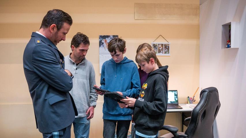 Im neuen Escape-Room sollen Jugendliche das Thema Cybersicherheit selbstständig, erkenntnisreich und mit Spaß erkunden können. Im neuen Escape-Room sollen Jugendliche das Thema Cybersicherheit selbstständig, erkenntnisreich und mit Spaß erkunden können.