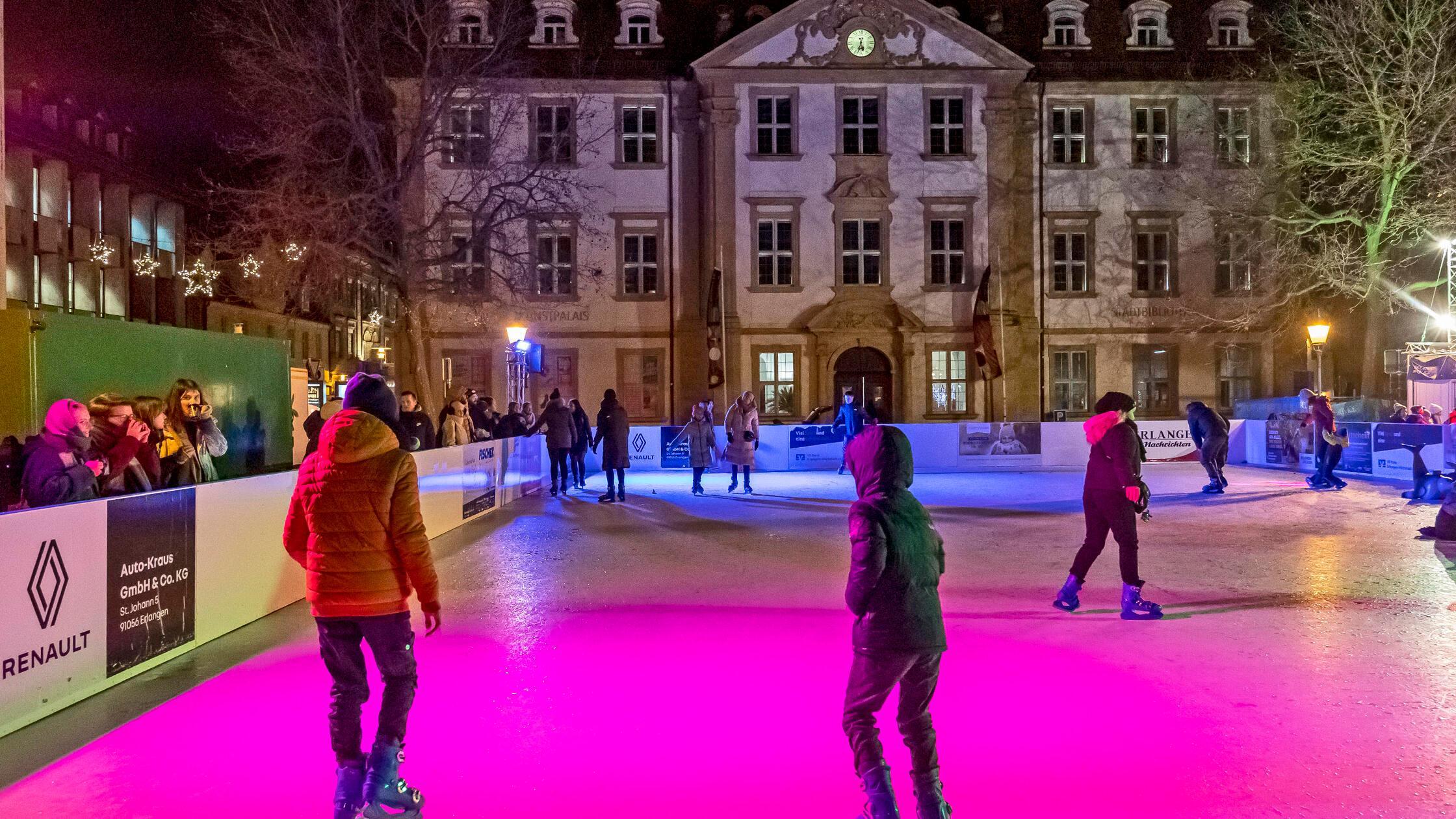 KUNSTEISBAHN "ERLANGEN LIKE ON ICE" AUF DEM SCHLOS