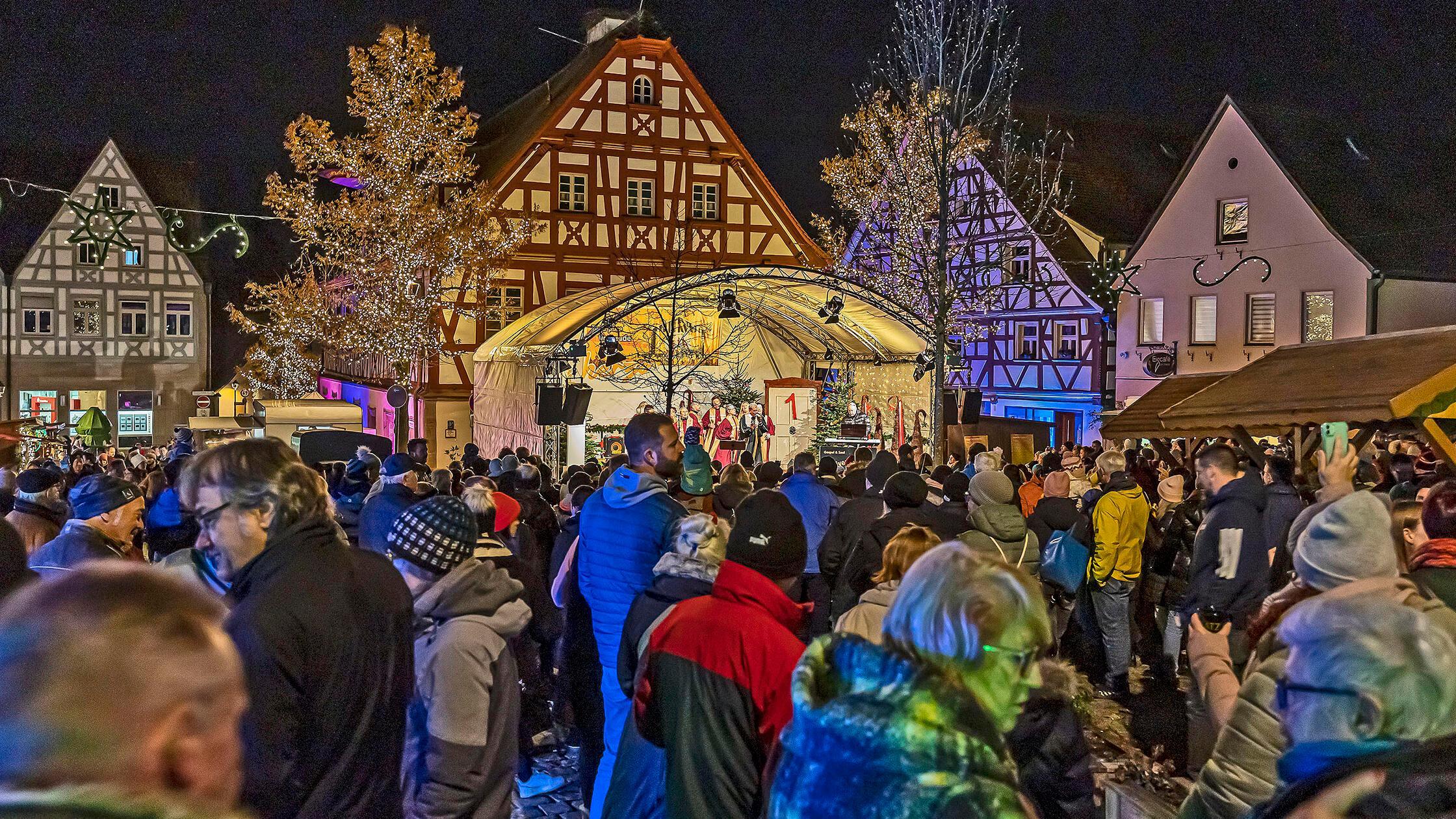 LEBENDIGER ADVENTSKALENDER UND WEIHNACHTSMARKT