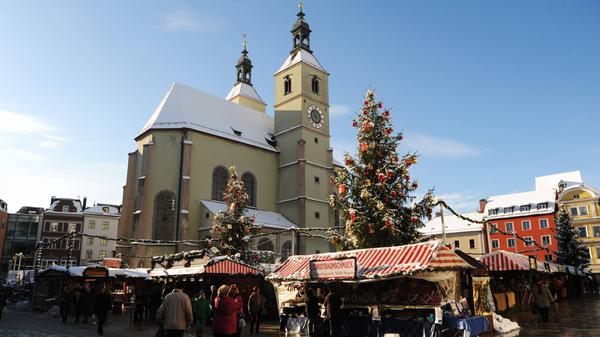 Wo? Neupfarrplatz. Wann? 25. November bis 23. Dezember 2024. Öffnungszeiten: Sonntag bis Mittwoch: 10 bis 20 Uhr, Donnerstag bis Samstag: 10 bis 21 Uhr. Der Christkindlmarkt am Neupfarrplatz ist der älteste Christkindlmarkt in Regensburg, später kamen noch der Lukreziamarkt am Haidplatz, der Advent am Bismarckplatz, der Adventsmarkt im Spitalgarten, der Gräfliche Christkindlmarkt im Dörnbergpark und der Romantische Weihnachtsmarkt auf Schloss Thurn und Taxis hinzu. Eine Übersicht über die Regensburger Weihnachtsmärkte finden Sie hier.