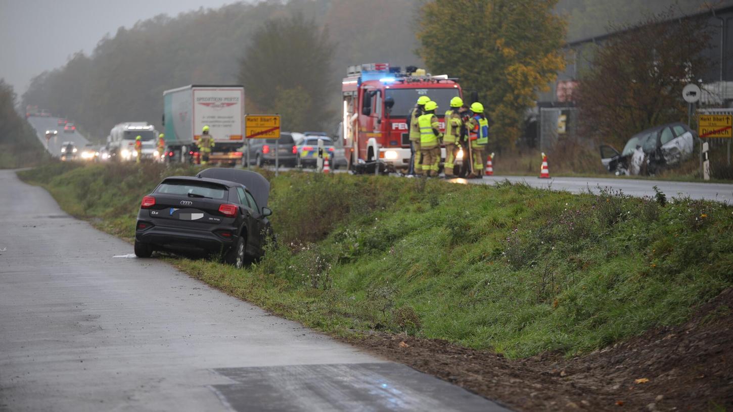 Der Audi und der Smart (rechts im Bild) wurden von der Fahrbahn geschleudert. Der Audi und der Smart (rechts im Bild) wurden von der Fahrbahn geschleudert.