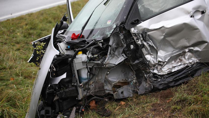 Die beteiligten Fahrzeuge wurden stark beschädigt. Die beteiligten Fahrzeuge wurden stark beschädigt.