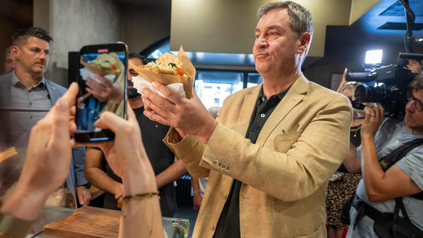 Markus Söder (CSU), Ministerpräsident von Bayern, erhielt eine Ehrung von der Türkischen Gemeinde. Ob Söders Döner-Liebe eine Rolle dabei spielte, ist nicht bekannt. Markus Söder (CSU), Ministerpräsident von Bayern, erhielt eine Ehrung von der Türkischen Gemeinde. Ob Söders Döner-Liebe eine Rolle dabei spielte, ist nicht bekannt.