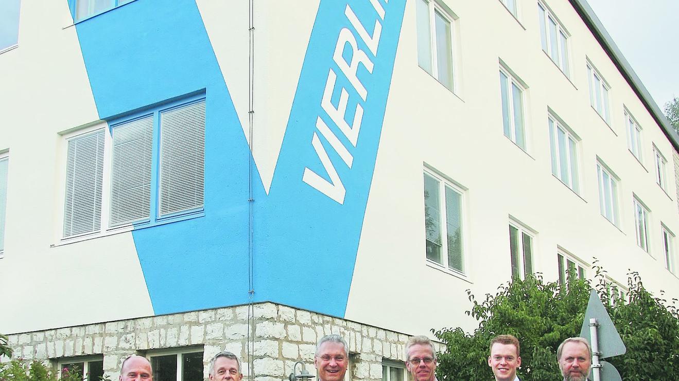 Gratulanten und Firmenchefs (v.li.): Hartmut Koschyk, Werner Vierling, Joachim Herrmann, Manfred Vierling, Martin Vierling und Franz Josef Kraus. Gratulanten und Firmenchefs (v.li.): Hartmut Koschyk, Werner Vierling, Joachim Herrmann, Manfred Vierling, Martin Vierling und Franz Josef Kraus.