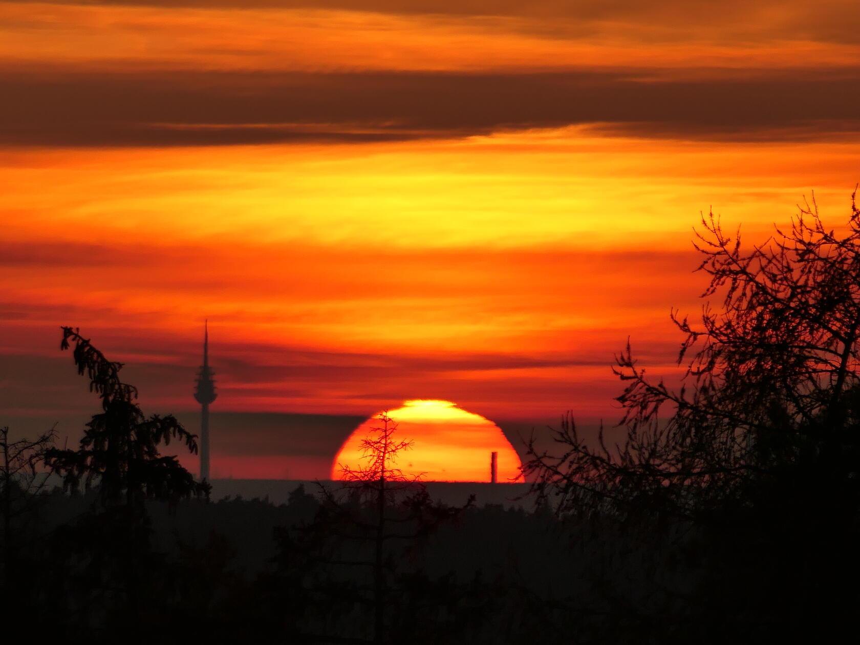 Sonnenuntergang mit dem Nürnberger Fernsehturm, in Reichenschwand fotografiert.