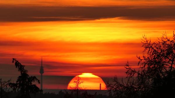 Sonnenuntergang mit dem Nürnberger Fernsehturm, in Reichenschwand fotografiert.