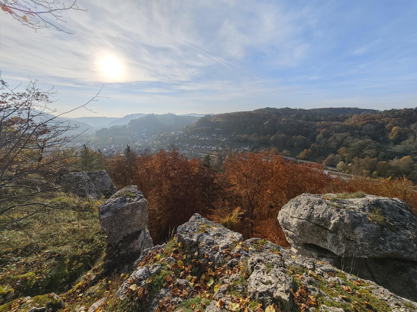 Herbstlicher Blick über Vorra vom Wachtfels aus.