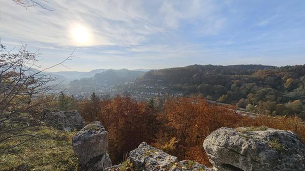 Herbstlicher Blick über Vorra vom Wachtfels aus.
