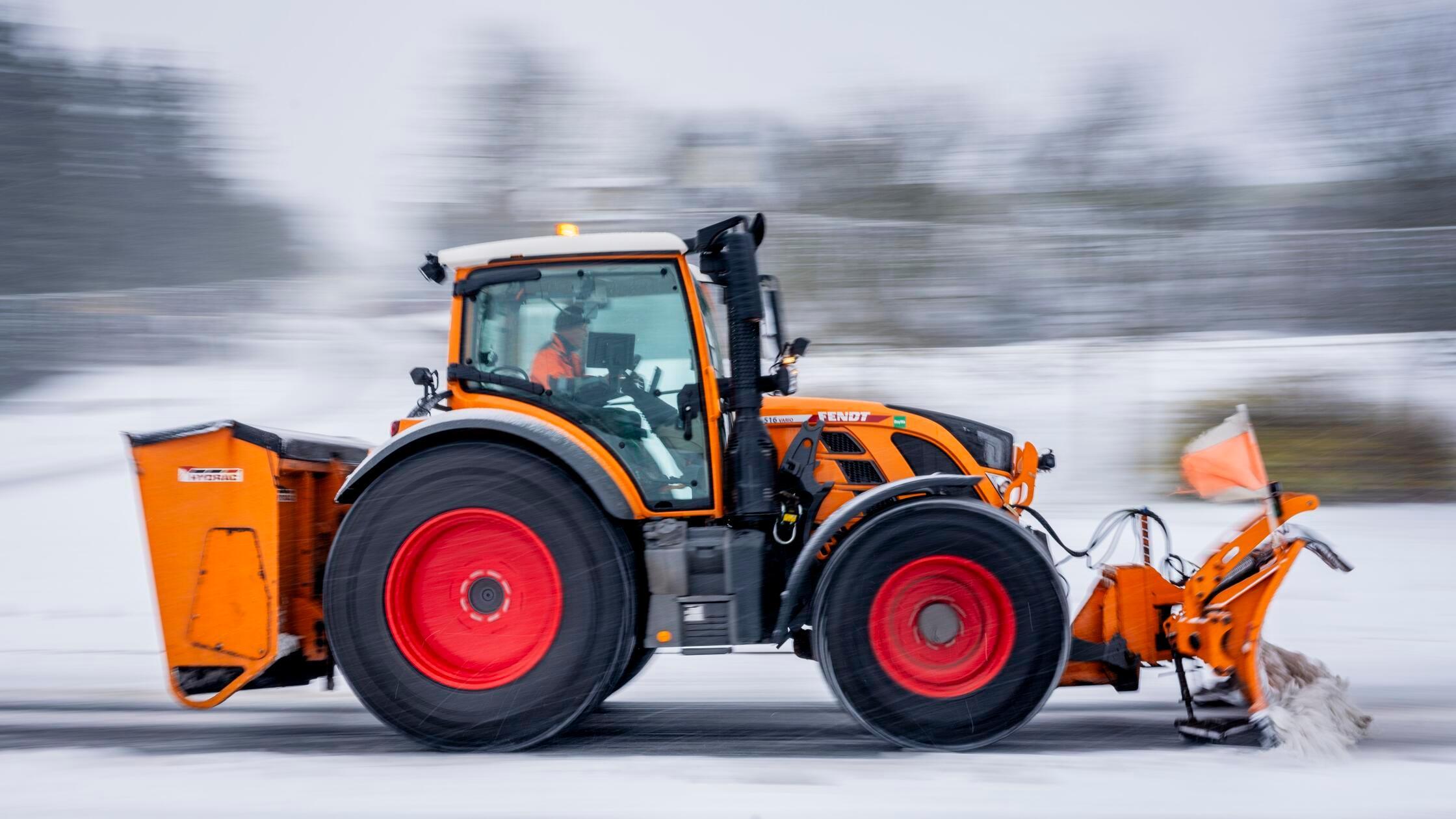 20.11.2024, Thüringen, Oberhof: Ein Winterdienstfa