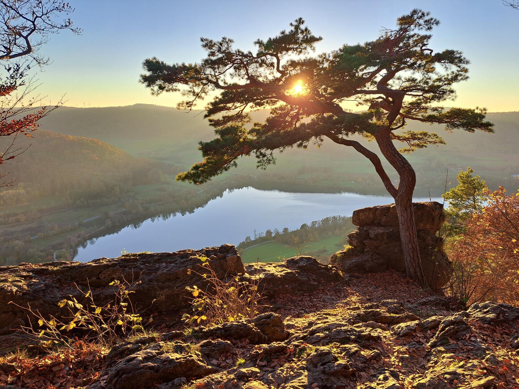 Blick vom Hohlen Fels auf den Happurger Stausee.
