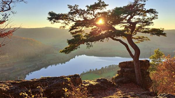 Blick vom Hohlen Fels auf den Happurger Stausee.