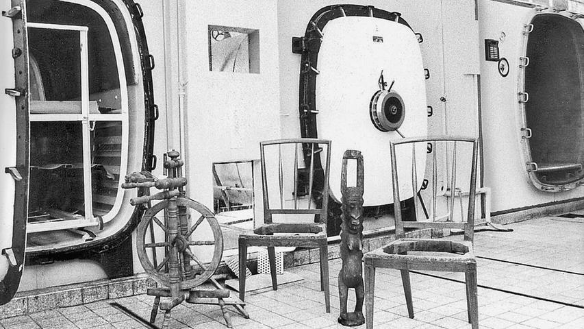Nicht das Lager eines Trödlers sehen wir hier, sondern einen Raum in der Desinfektionsanstalt von Nürnberg, in dem Kunst und Krempel in den 70er Jahren vom Holzwurm befreit wurden. Die Zeiten als hier gefährliche Krankheitserreger bekämpft werden mussten, als Krankheiten wie Tuberkulose und Cholera in der Stadt wüteten, waren zum Glück längst vorbei. Da Desinfektion als Mittel gegen die Übertragung erkannt worden war, eröffnete 1884 die Anstalt, in der Gegenstände Infizierter keimfrei gemacht wurden. Dank allgemein zunehmender Hygiene wurde sie im Lauf der Jahre überflüssig und stellte 1976 den Betrieb ein. Das Stadtteilzentrum Desi zog bald darauf in das Gebäude in der Brückenstraße und bereichert dort seither Nürnbergs Kulturlandschaft. Nicht das Lager eines Trödlers sehen wir hier, sondern einen Raum in der Desinfektionsanstalt von Nürnberg, in dem Kunst und Krempel in den 70er Jahren vom Holzwurm befreit wurden. Die Zeiten als hier gefährliche Krankheitserreger bekämpft werden mussten, als Krankheiten wie Tuberkulose und Cholera in der Stadt wüteten, waren zum Glück längst vorbei. Da Desinfektion als Mittel gegen die Übertragung erkannt worden war, eröffnete 1884 die Anstalt, in der Gegenstände Infizierter keimfrei gemacht wurden. Dank allgemein zunehmender Hygiene wurde sie im Lauf der Jahre überflüssig und stellte 1976 den Betrieb ein. Das Stadtteilzentrum Desi zog bald darauf in das Gebäude in der Brückenstraße und bereichert dort seither Nürnbergs Kulturlandschaft.