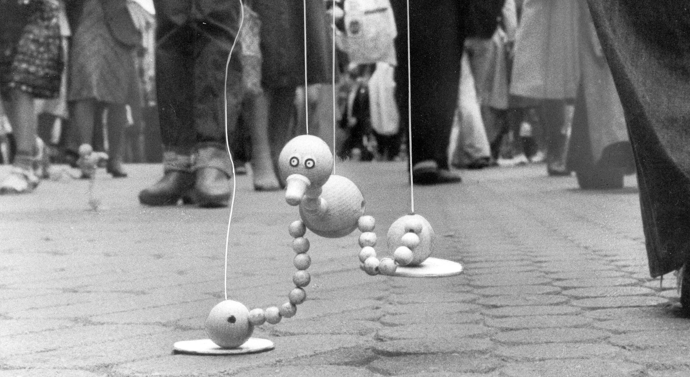 Im Juli 1987 fand in Nürnbergs Altstadt das „Spiel mit und ohne Kaiser Karl“ statt. Bei dem "hausgemachten" Stadtfest waren alle eingeladen, selbst aktiv mitzuwirken. Kulturreferent Dr. Hermann Glaser warb vorab engagiert für Bürgerbeteiligung und plädierte für eine „Kreativität der Heiterkeit“. Bei dem zweitägigen Kulturspektakel bewiesen sodann 120 Gruppen und 1300 Teilnehmende das enorme kreative Potential Nürnbergs. Theater- und Tanzgruppen, Musikzirkel, unzählige Künstler, Laien wie Profis zeigten quer durch die Stadt ihre Darbietungen. Schräge Vögel (unser Bild) waren ebenso willkommen wie Vertreter der Hochkultur.