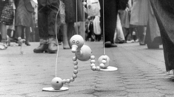 Im Juli 1987 fand in Nürnbergs Altstadt das „Spiel mit und ohne Kaiser Karl“ statt. Bei dem "hausgemachten" Stadtfest waren alle eingeladen, selbst aktiv mitzuwirken. Kulturreferent Dr. Hermann Glaser warb vorab engagiert für Bürgerbeteiligung und plädierte für eine „Kreativität der Heiterkeit“. Bei dem zweitägigen Kulturspektakel bewiesen sodann 120 Gruppen und 1300 Teilnehmende das enorme kreative Potential Nürnbergs. Theater- und Tanzgruppen, Musikzirkel, unzählige Künstler, Laien wie Profis zeigten quer durch die Stadt ihre Darbietungen. Schräge Vögel (unser Bild) waren ebenso willkommen wie Vertreter der Hochkultur.