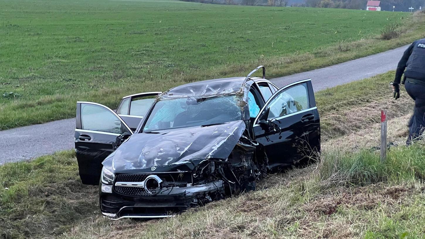 Der Fahrer des Mercedes erlitt schwere Verletzungen. Der Fahrer des Mercedes erlitt schwere Verletzungen.
