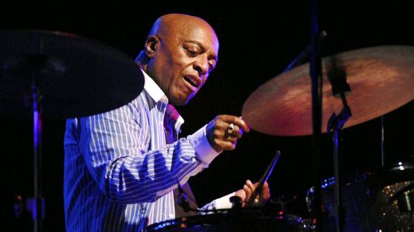 Der Schlagzeuger prägte Jahrzehnte der modernen Jazzgeschichte. Haynes sei nach kurzer Krankheit im Alter von 99 Jahren im Bezirk Nassau County (Bundesstaat New York) gestorben, berichteten US-Zeitungen unter Berufung auf seine Tochter und einen Sprecher des Musikers.