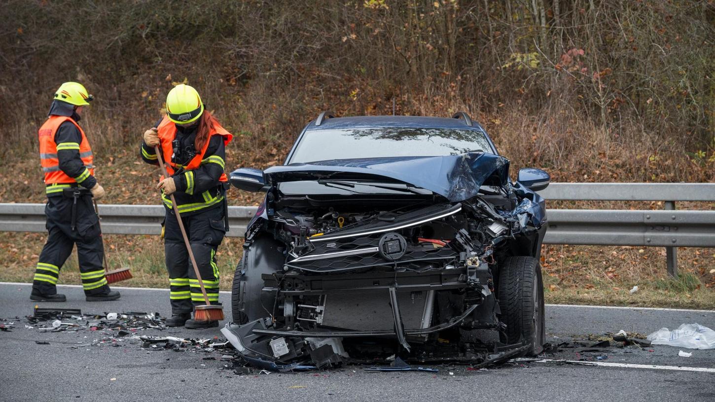 Feuerwehrleute räumten nach den drei Unfällen die Trümmer weg. Feuerwehrleute räumten nach den drei Unfällen die Trümmer weg.