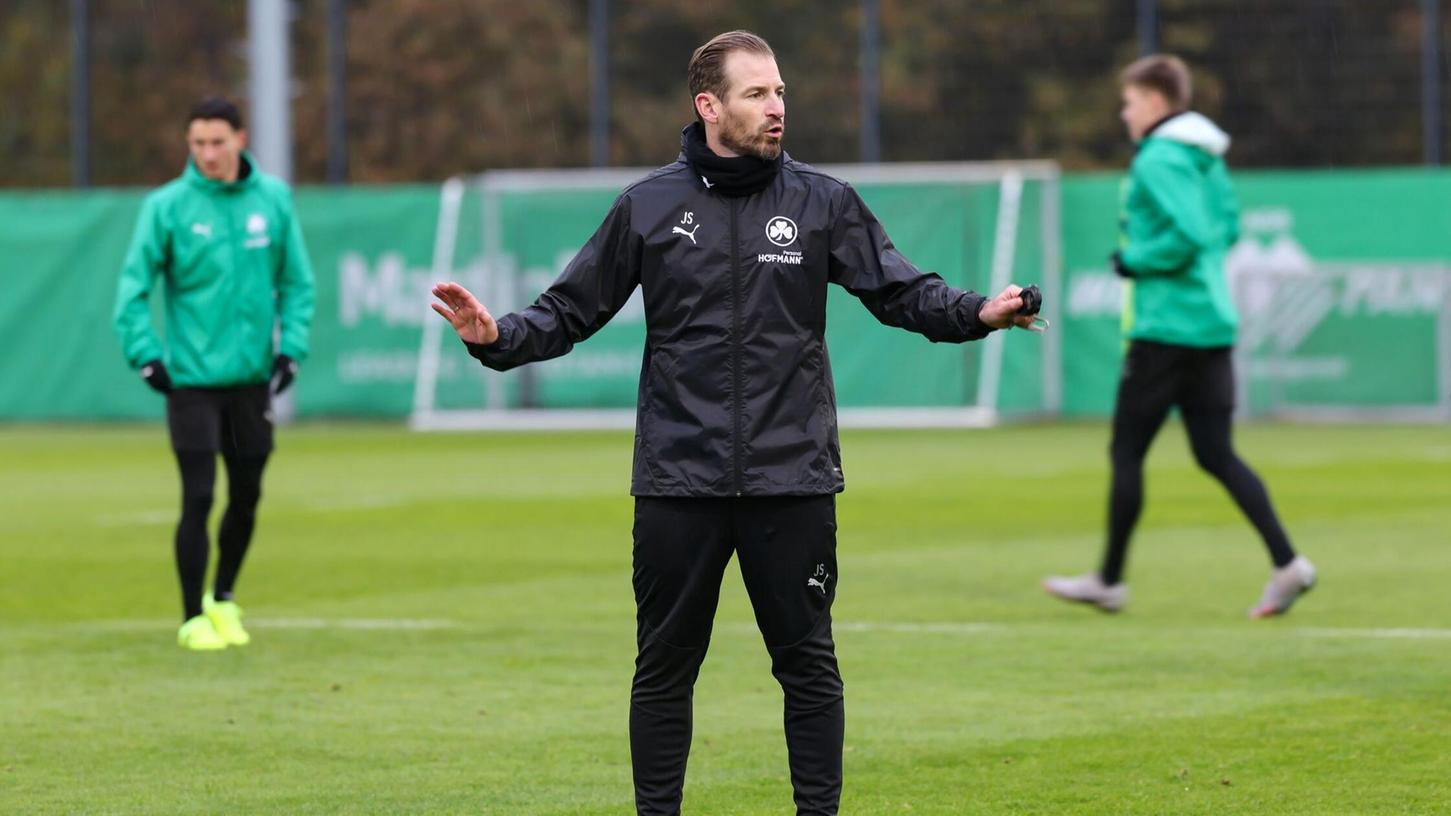 Trainer Siewert legt in Fürth los. Trainer Siewert legt in Fürth los.