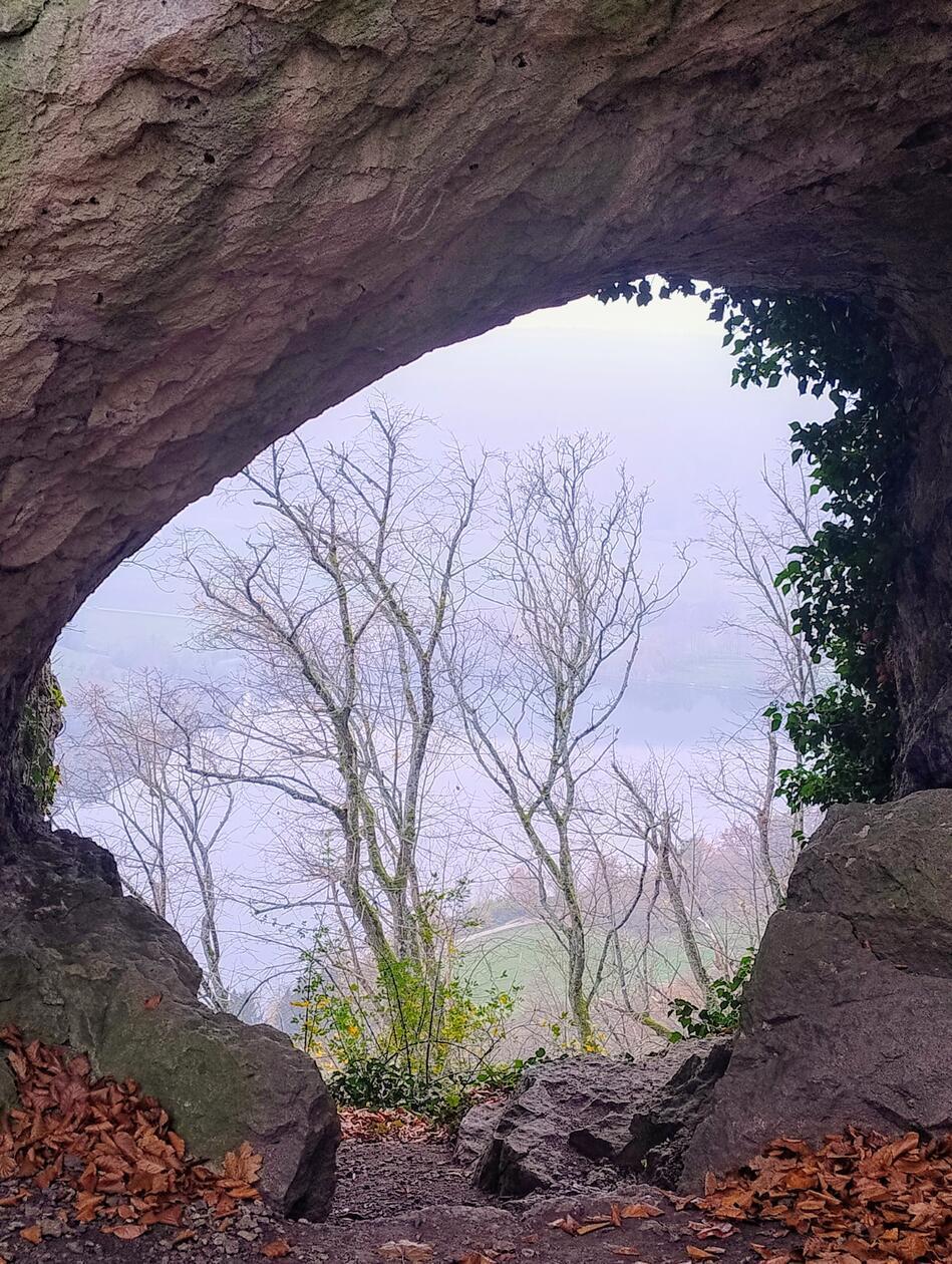 Blick durch den Hohlen Fels auf den Stausee.