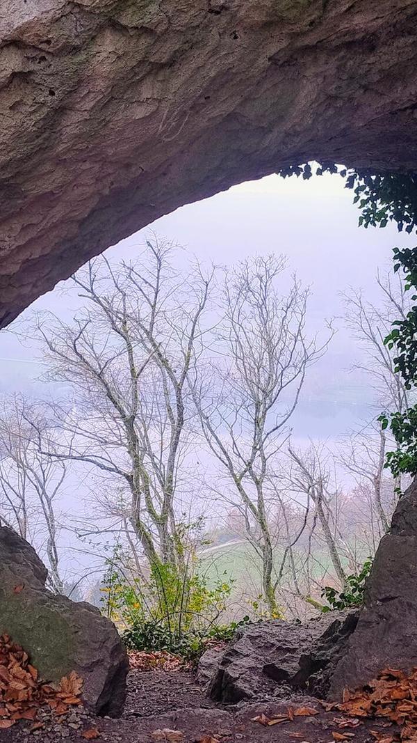Blick durch den Hohlen Fels auf den Stausee.