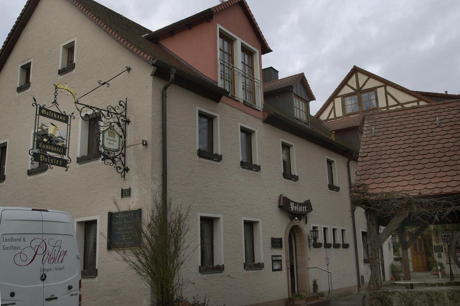 Platz 21: In unserem Voting darf das Gourmetrestaurant Polster in Erlangen-Kosbach mit seinen Karpfenvariationen nicht fehlen. Küchenchef Johann Polster punktet vor allem durch das Kombinieren bodenständiger Spezialitäten mit exotischen Klassikern und schafft es mit seinen neuen Geschmackserlebnissen auf Platz 21.