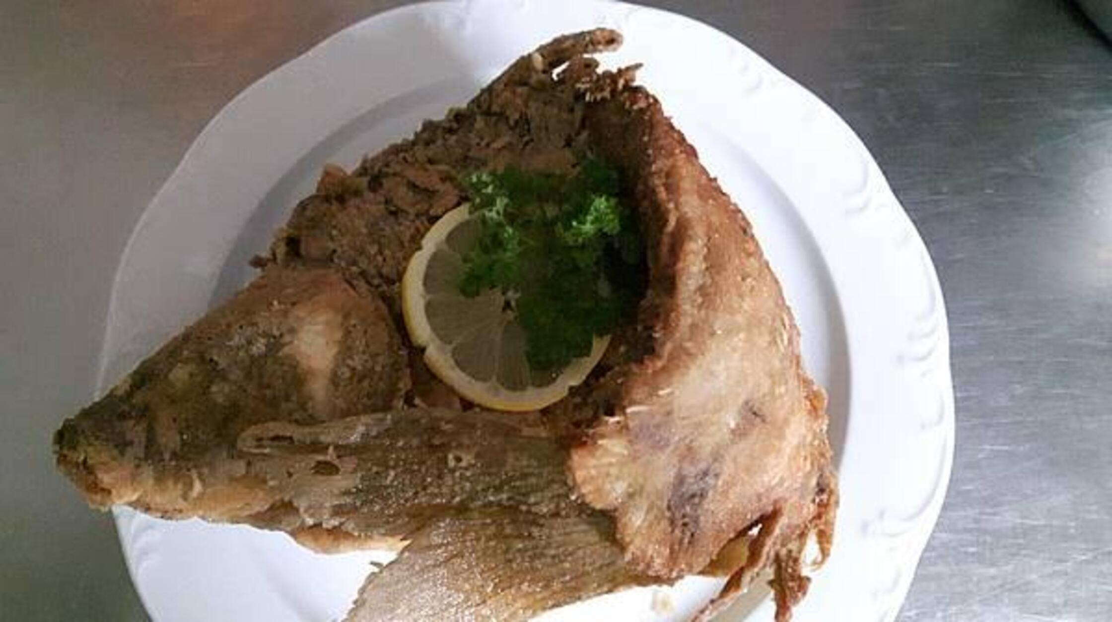 Platz 21: Das Gasthaus Grüne Au in Hechelbach, in der ruhigen Umgebung zwischen Steigerwald und dem Naturpark Frankenhöhe, bietet ein reichhaltiges Angebot je nach Jahreszeit an. Während der Karpfenzeit kann man ihn in seinen verschiedensten Zubereitungsarten genießen. Das Gasthaus schafft es mit seinen Karpfenkreationen in unserem Voting auf den Rang 21.